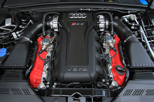 RS5搭载了一台4.2升V8 FSI自然吸气发动机，这也是目前奥迪旗下的S和RS系列车型当中，仅存的一台自然吸气发动机。碳纤维的发动机护盖以及红色盘顶彰显了其高性能身份。